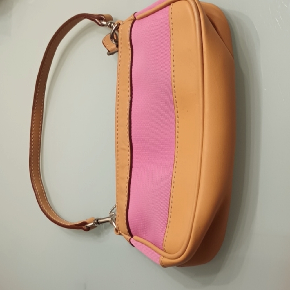 Woman's wristlet